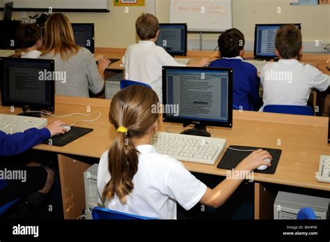 Los Alumnos De La Escuela Primaria Utilizando Las Computadoras En El