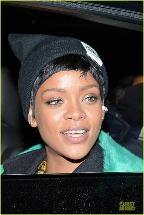 Rihanna Wraps Tupac Around Her Fingers Photo 3011698 Rihanna