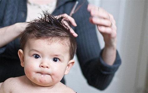 El corte de pelo del bebé Bebé Babysitio