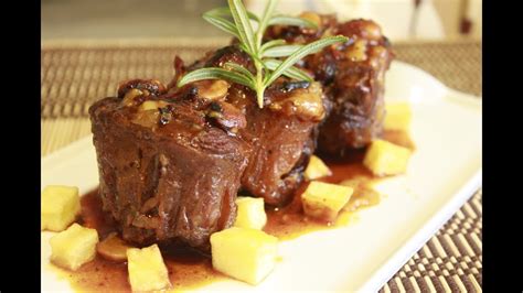 Mientras se estofan los rabos, se pone en una sartén el resto del aceite y se frie el pimiento rojo troceado y cuando ya esté a medio hacer se añaden los ajos picados y luego los tomates y la rebanada de pan. Rabo de Toro en Salsa - YouTube