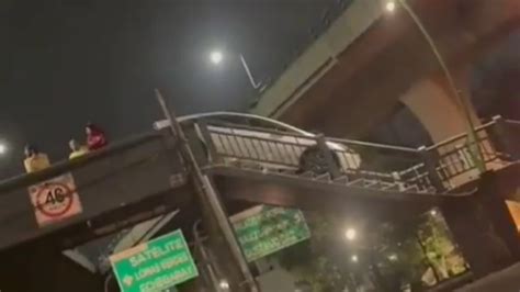 Video Conductor Sube Carro En Puente Peatonal De Naucalpan Se Atora