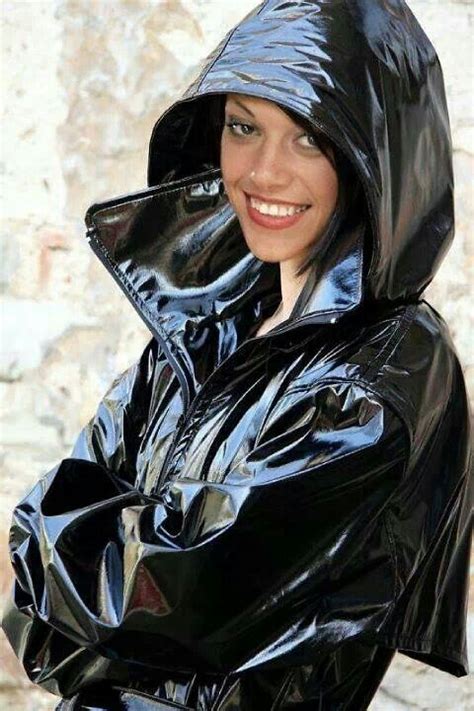 mit dieser kapuze oh oh da spürt man den gummi im gesicht oh oh oh raincoat fashion black