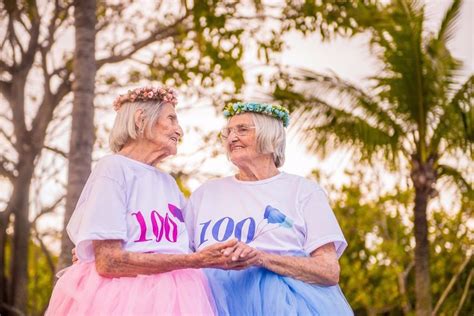 Les Photos Mignonnes De Sœurs Jumelles Centenaires