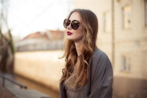 Красивая молодая женщина в солнечных очках в городе стоковое фото ©janifest 69270849