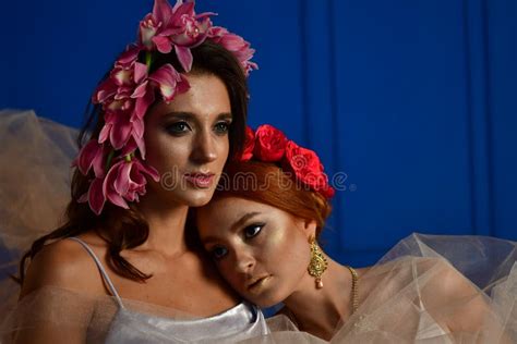 Retrato Das Duas Senhoras Lindos Com Flores Selvagens Elegance Fantasia Das Grinaldas Foto De