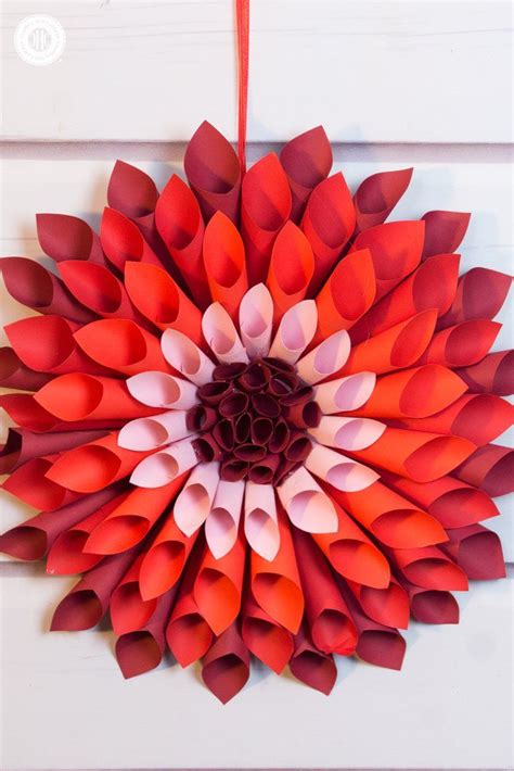 I saw these beautiful flowers on pinterest a few times and when i saw someone use them for a like this paper? Let's Craft Giant Paper Dahlias | Free paper flower ...