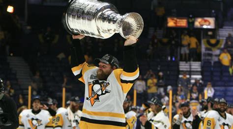 Phil Kessel Eats Hot Dogs Out Of The Stanley Cup Like A Boss Yahoo Sports