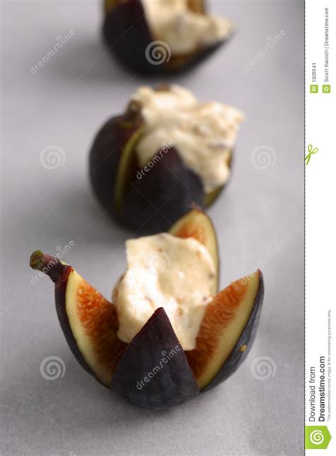 Figs Roasted With Mascarpone Cheese Honey And Hazelnuts