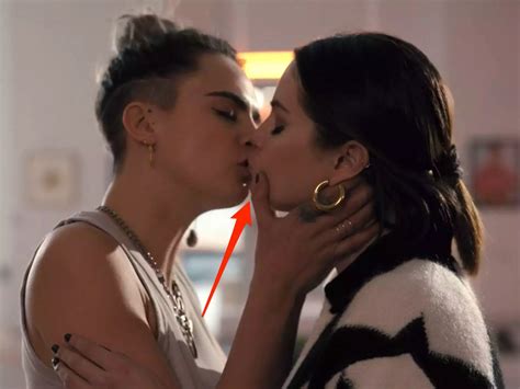 selena gomez and cara delevingne kiss on only murders in the building season 2 but some fans
