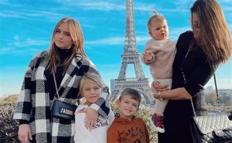 Jesen U Parizu Amra Džeko S Djecom Uživa U Gradu Ljubavi Clubba