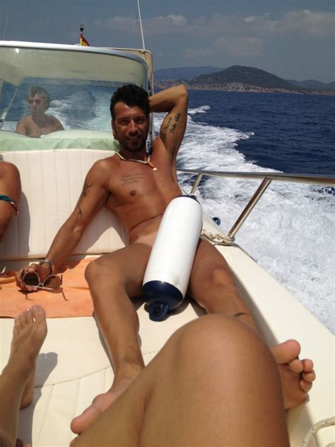 Costantino Vitagliano Nudo In Barca Foto GayPrider