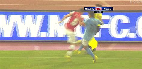 An english football and women's football referee. Prepare your anus {...} GIF | @PACOAUDI en Taringa!