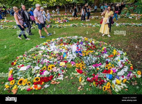 London, UK. 11th Sep, 2022. Mourners gather to see and deposit flowers