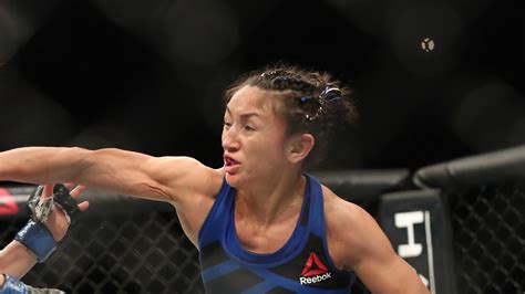 Video Carla Esparza Obliges Fan Who Wants To Get Punched In The Face