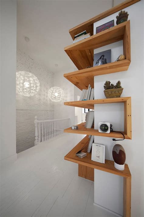 Deze ingebouwde boekenkast is gemaakt onder een trap. Een slaapkamer met een ingebouwde boekenkast | Wooninspiratie