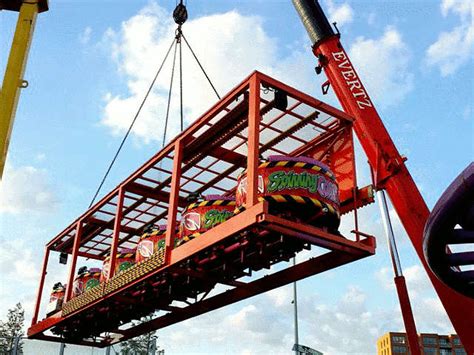 In totaal staan er 200+ attracties op de tilburgse kermis, check hier de volledige attractielijst. Evertz kraanverhuur Tilburg - Kermis