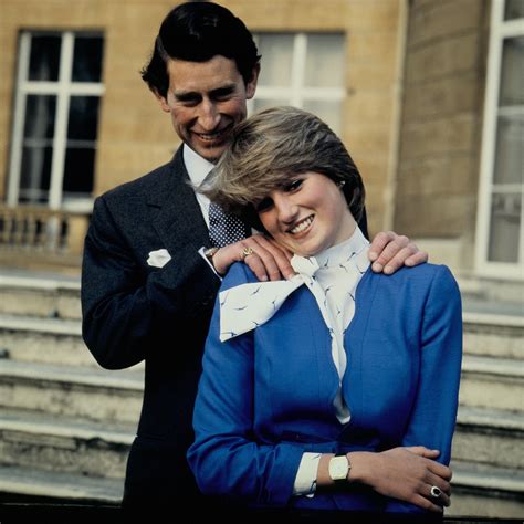 In aanloop naar die dag brengt vrtnws.be een reeks over haar. Princess Diana's Style Evolution in 25 Looks - Vogue