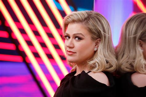 Kelly Clarkson Says People Used To Body Shame Her By Showing Her Photos Of Naked Women Glamour