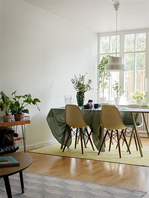 Give your guests something to talk about and find the best designs for 2021! Dining room with lots of plants in 2020 | Eames dining ...