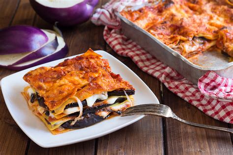 Lasagne melanzane e mozzarella con pomodoro, la pasta al ...