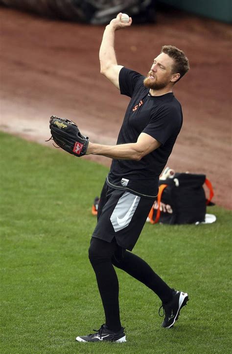 Giants Hunter Pence Settles Into New Outfield Position