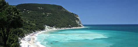 Le più belle spiagge della riviera, quelle con sabbia adatte ai bambini, e quelle attrezzate per cani e animali. Riviera del Conero: Portonovo, Sirolo, Numana - Il Blog di ...
