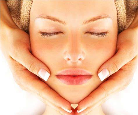 Cold Stone Face Massage Soothing Cold Stones Are Used To Massage Your