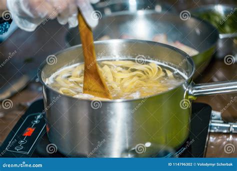 Chefaufruhr Spaghettis In Einem Topf Kochendem Wasser Kochen Von