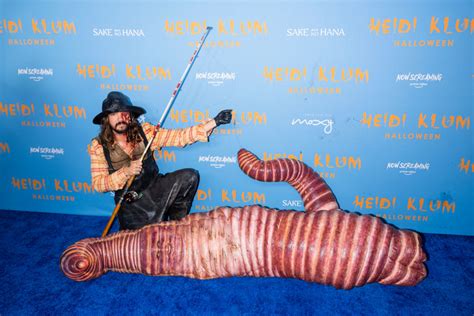 Heidi Klum: Halloween 2022 als riesiger Wurm! | Tom Kaulitz als Angler