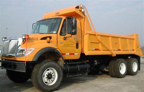 Dump trucks, also known as dumpers, tippers, or tip trucks, are used to carry loose material such as dirt, gravel, or construction debris from one location to another. Dump Truk: Gambar Foto & Video serta Informasi Terbaru