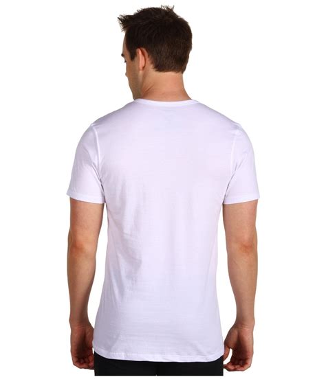 Sint Tico Imagen Camisa Blanca De Cuello Redondo El Ltimo