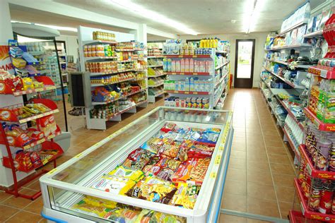 Un supermercado (también llamado automercado o supermarket) es un establecimiento comercial de venta al por menor que ofrece bienes de consumo en sistema de autoservicio entre los que se encuentran alimentos, ropa, artículos de higiene, perfumería y limpieza. Supermercado Alejandro: Interiro de un pequeño comercio ...