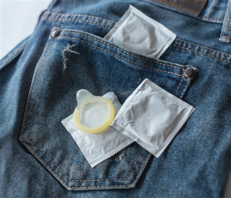 come indossare un preservativo guida passo passo all uso corretto del preservativo maschile