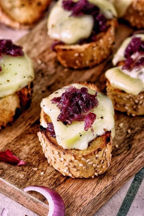 Bruschette Farcite Con Cipolle Caramellate Con Pecorino Caldo Alla