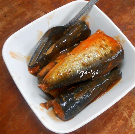 Hancurkan isi ikan sardin yang telah dimasak. SANDWICH SARDIN - MUDAH | Fiza's Cooking