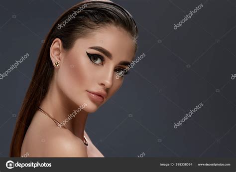 Sexy Brunette Woman Luxury Make Golden Jewelry Naked Shoulders Looking