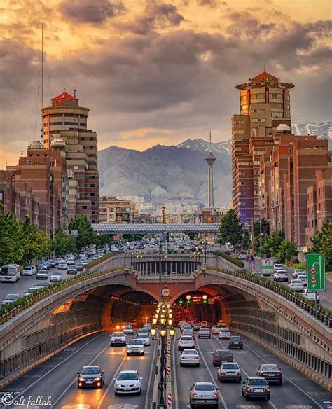 Téhéran Capitale De Liran Iran Tourism Iran Pictures Cool Places
