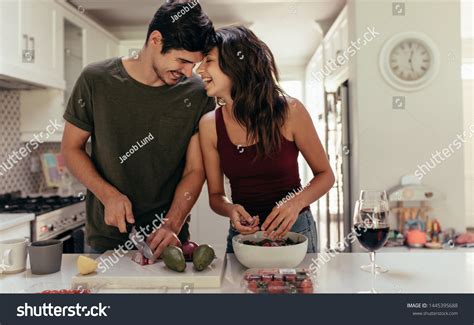 15849 Romantic Young Couple Cooking Together Kitchen Images Stock