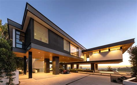 This Sleek Modern Home Boasts Impressive Views Over Los Angeles
