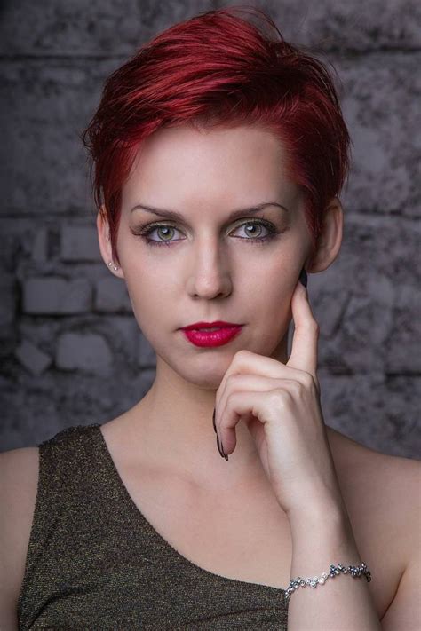 Flechtfrisuren, sleek look oder silbern schimmerndes haar vogue stellt ihnen die neuesten frisurentrends und haarfarbenhighlights für. Kurzhaarfrisuren 2018 Damen Rundes Gesicht Brille | Les ...