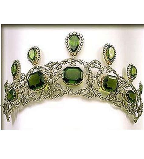 Peridot And Diamond Tiara In 2020 Royal Jewelry Royal Jewels