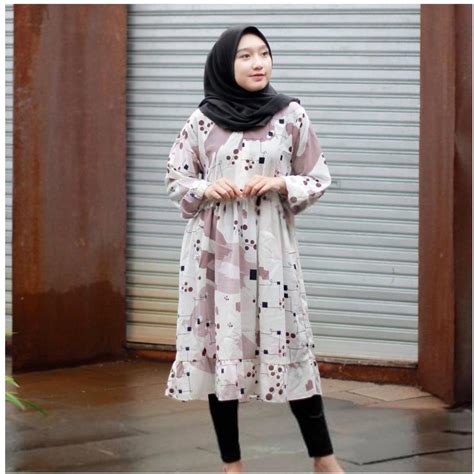 Hal tersebut membuat berbagai model baju wanita muslim yang terbaru telah menjadi slaah satu bagian terpenting dalam tren fashion. 35+ Model Baju Tunik Wanita Modern ( BATIK & BROKAT )