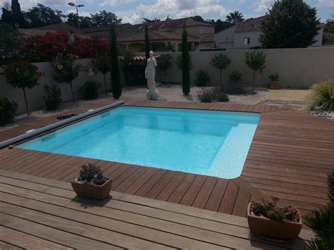 La société bluewood fabrique des piscines bois sur mesure ou standard. amenagement piscine carre