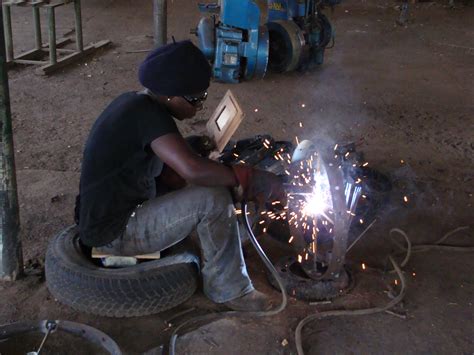 File:Welder in Ghana (5927500042).jpg - Wikimedia Commons