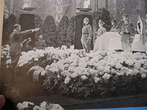 Reinhard heydrich was born on 7 march 1904 in the german town halle, and baptized reinhardt eugen tristan. Armamentos e Reliquias das Guerras: Funeral de Reinhard Tristan Eugen Heydrich.