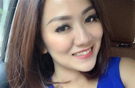 Mulanya ernie tak mau percaya. Pemersatu Bangsa yang Lagi Viral, 5 Fakta Tante Ernie ...