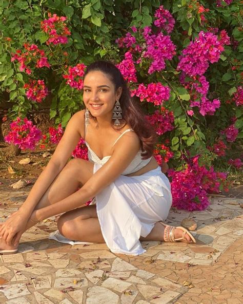Jasmin Bhasin Raises Temperature In Satin Nightie Check Out Diva S Hottest Looks News18
