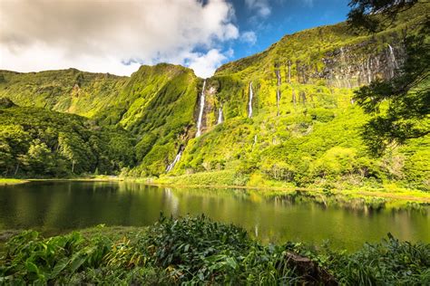 Vídeo aéreo da vila de santa cruz das flores, açores. Die Azoren entdecken - das Urlaubsparadies in Portugal