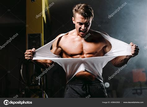 Sexy Hombre Muscular Rasgando Camisa En El Gimnasio Emocional Y Furioso