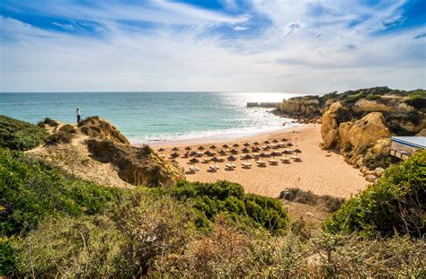This beach is located 4.0 miles by road to the west of albufeira old town centre and is 31.9 miles west of the regions capital of faro. Praia do Castelo